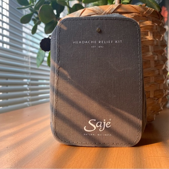 3/$40 🦙 The Bodyshop Hemp Bag & Saje Zip-Up Pouch - Picture 9 of 12